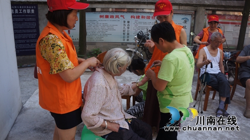 泸县立石镇巾帼志愿者开展留守老人服务活动(图3) 泸县立石镇巾帼志愿者开展留守老人服务活动(图3)