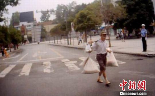自贡六旬老汉拒走人行道 殴打交警被拘七日(图1) 自贡六旬老汉拒走人行道 殴打交警被拘七日(图1)