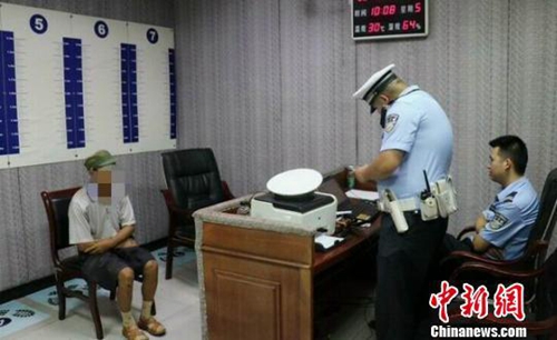 自贡六旬老汉拒走人行道 殴打交警被拘七日(图2) 自贡六旬老汉拒走人行道 殴打交警被拘七日(图2)