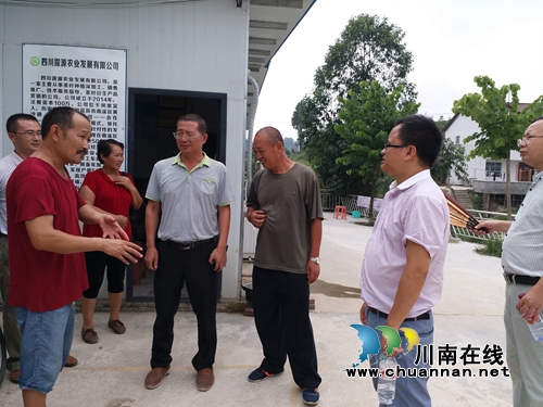 宜宾市南溪区人大常委会主任刘吉斌到黄沙镇调研扶贫产业发展(图1) 宜宾市南溪区人大常委会主任刘吉斌到黄沙镇调研扶贫产业发展(图1)