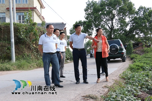 泸县县委副书记、县长肖刚到潮河镇督查环保问题整改工作(图1) 泸县县委副书记、县长肖刚到潮河镇督查环保问题整改工作(图1)
