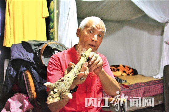 内江老人制作3米烟杆 拟申报吉尼斯世界纪录(图1) 内江老人制作3米烟杆 拟申报吉尼斯世界纪录(图1)