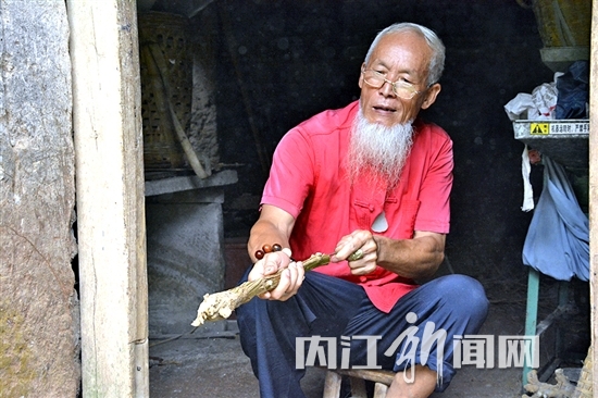 内江老人制作3米烟杆 拟申报吉尼斯世界纪录(图3) 内江老人制作3米烟杆 拟申报吉尼斯世界纪录(图3)
