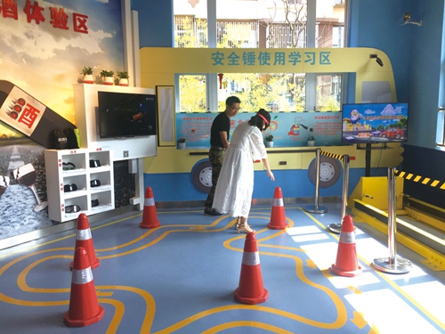 江阳区安全体验中心:安全体验零接触 筑起生命防护墙(图2) 江阳区安全体验中心:安全体验零接触 筑起生命防护墙(图2)