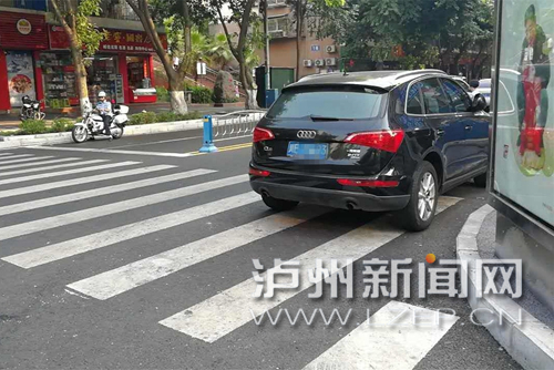 私家车斑马线违规停车 交警:扣3分罚款100元(图1) 私家车斑马线违规停车 交警:扣3分罚款100元(图1)