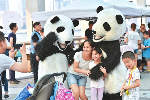 川港澳合作周第一天 “熊猫BUS”开启城市巡游(图1) 川港澳合作周第一天 “熊猫BUS”开启城市巡游(图1)