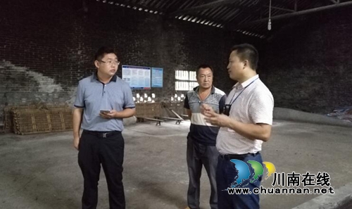 泸县太伏镇开展酒类小作坊环保和安全工作督查(图1) 泸县太伏镇开展酒类小作坊环保和安全工作督查(图1)