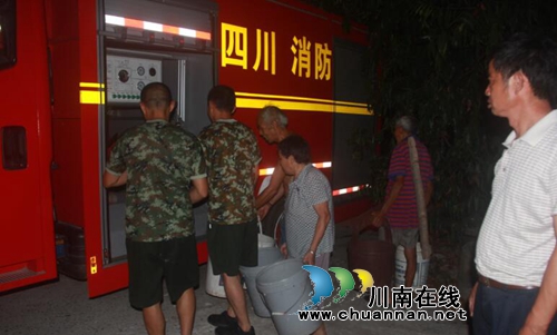 泸县百和镇:深夜送水解民忧,滴滴甘露润民心(图1) 泸县百和镇:深夜送水解民忧,滴滴甘露润民心(图1)