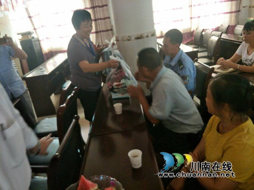 龙马潭区关工委执行主任周隆品率队到特兴镇慰问“野泳”劝导志愿者(图2) 龙马潭区关工委执行主任周隆品率队到特兴镇慰问“野泳”劝导志愿者(图2)