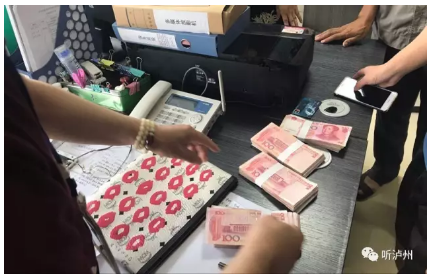 4万现金落在车上 不到1小时泸州的哥如数奉还(图3) 4万现金落在车上 不到1小时泸州的哥如数奉还(图3)