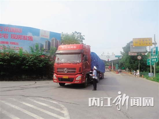 内江交警设卡半天 查到十余起货车违法行为(图1) 内江交警设卡半天 查到十余起货车违法行为(图1)