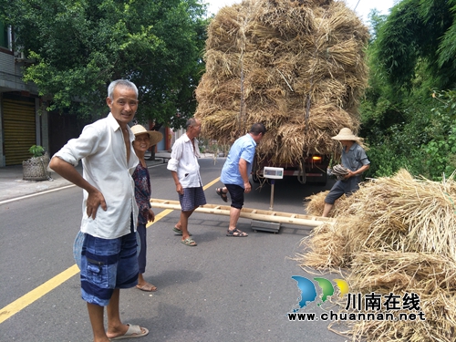 特兴镇安民村:组织企业收购稻草 助力大气污染防治(图2) 特兴镇安民村:组织企业收购稻草 助力大气污染防治(图2)