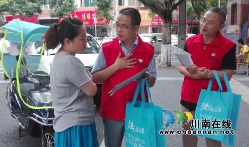 泸州十八中:社区学校齐宣传 同为创文来点赞(图3) 泸州十八中:社区学校齐宣传 同为创文来点赞(图3)