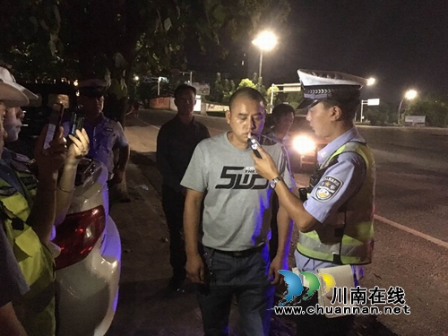 泸县交警城区中队开展夜查 查处酒驾2起(图1) 泸县交警城区中队开展夜查 查处酒驾2起(图1)