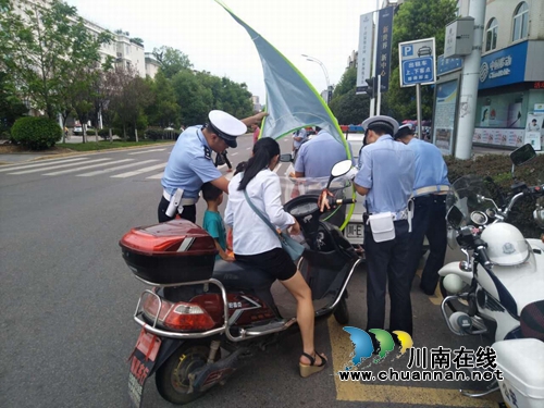 泸县交警城区中队开展夜查 查处酒驾2起(图2) 泸县交警城区中队开展夜查 查处酒驾2起(图2)