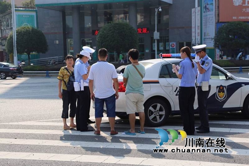 泸县警方开展交通安全路查直播(图1) 泸县警方开展交通安全路查直播(图1)