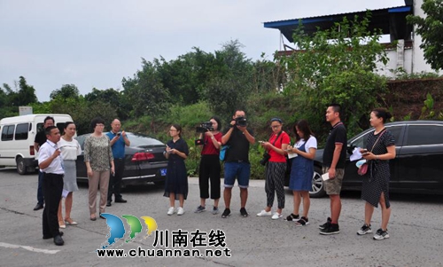 泸县畜禽禁养区养殖场关闭搬迁接受9家省市媒体采访(图1) 泸县畜禽禁养区养殖场关闭搬迁接受9家省市媒体采访(图1)
