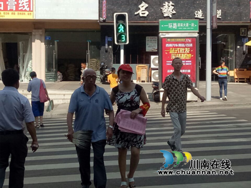 泸州十二中:“五带头”先锋行动掀全民创文热潮(图1) 泸州十二中:“五带头”先锋行动掀全民创文热潮(图1)