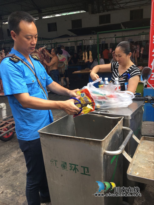 龙马潭红星街道专项整治“三无”食品(图1) 龙马潭红星街道专项整治“三无”食品(图1)