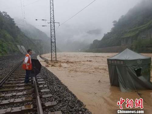 云南降雨致水位超警戒&nbsp;途经自贡多趟列车停运(图1)