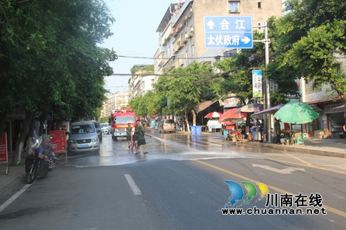 车遗粪便一街臭&nbsp;泸县救援大队清洗还干净(图1)