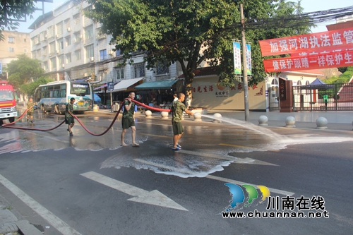 车遗粪便一街臭&nbsp;泸县救援大队清洗还干净(图2)