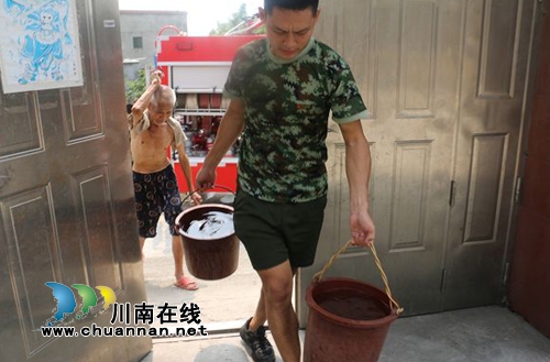 泸县嘉明镇村民缺水 应急大队送水解困(图2) 泸县嘉明镇村民缺水 应急大队送水解困(图2)