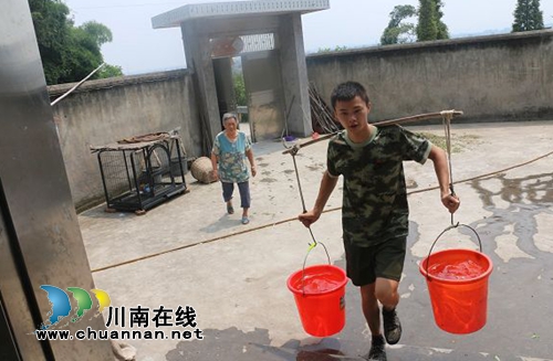 泸县嘉明镇村民缺水 应急大队送水解困(图4) 泸县嘉明镇村民缺水 应急大队送水解困(图4)
