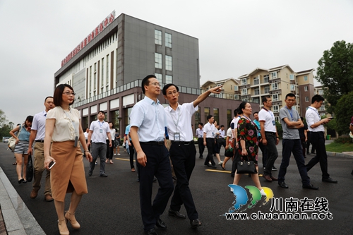 国家和省“千人计划”专家视察泸州国家高新区(图2) 国家和省“千人计划”专家视察泸州国家高新区(图2)