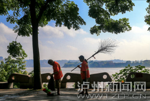 扮靓城市 泸州“夫妻段”环卫工的6年坚守(图1) 扮靓城市 泸州“夫妻段”环卫工的6年坚守(图1)