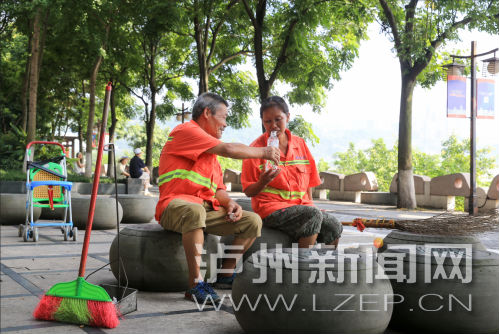 扮靓城市 泸州“夫妻段”环卫工的6年坚守(图2) 为了城市的整洁,罗德才和双代珍夫妇辛勤坚守在环卫岗位上。 记者 牟科 摄3