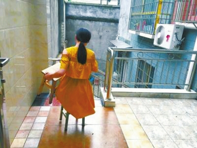坐着电动轮椅上大学 泸州“凳子姑娘”今报名(图1) 坐着电动轮椅上大学 泸州“凳子姑娘”今报名(图1)