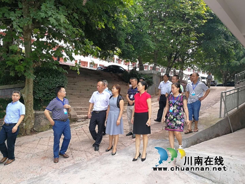 市政协副主席罗素平率队督查叙永学校安全(图1) 市政协副主席罗素平率队督查叙永学校安全(图1)