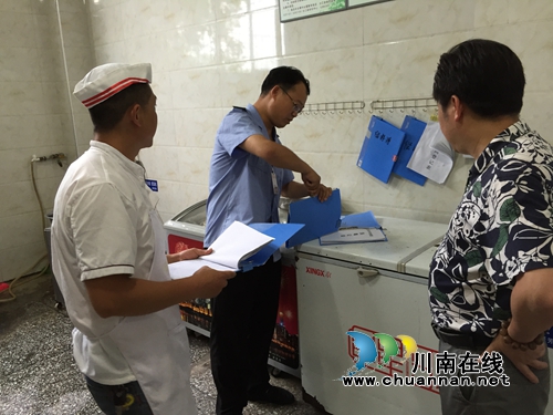 合江县合江镇开展秋季学校食堂食品安全专项检查(图1)