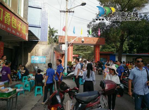 古蔺县住建局开展校园周边环境专项整治(图1) 古蔺县住建局开展校园周边环境专项整治(图1)