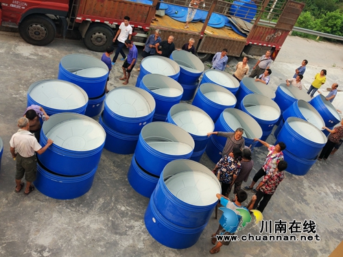 纳溪区龙车镇贫困户喜获小粮仓