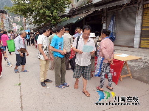 合江县自怀镇开展信访维稳、综治、防邪、禁毒集中宣传活动(图2) 合江县自怀镇开展信访维稳、综治、防邪、禁毒集中宣传活动(图2)