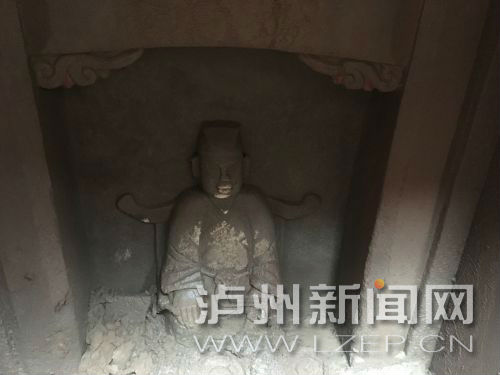 泸州又现宋代古墓 有神像雕刻还有红色牡丹花(图2) 泸州又现宋代古墓 有神像雕刻还有红色牡丹花(图2)
