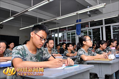 开学日&nbsp;宜宾72名学生喜获3万元奖学金