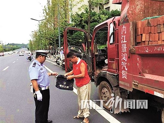 今年上半年，内江淘汰黄标车及老旧车1.7万辆