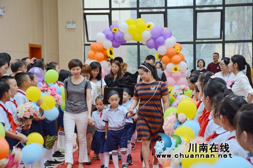 走红地毯,开笔破蒙 叙永县城西实验学校开学典礼出奇招(图3) 走红地毯,开笔破蒙 叙永县城西实验学校开学典礼出奇招(图3)