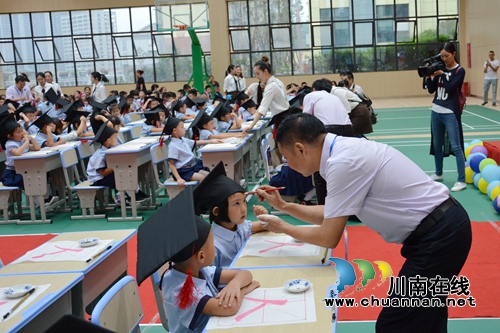 走红地毯,开笔破蒙 叙永县城西实验学校开学典礼出奇招(图5) 走红地毯,开笔破蒙 叙永县城西实验学校开学典礼出奇招(图5)