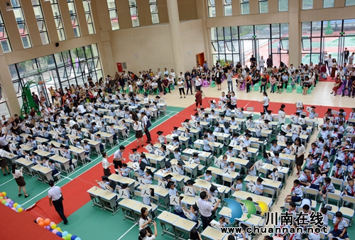 走红地毯,开笔破蒙 叙永县城西实验学校开学典礼出奇招(图1) 走红地毯,开笔破蒙 叙永县城西实验学校开学典礼出奇招(图1)