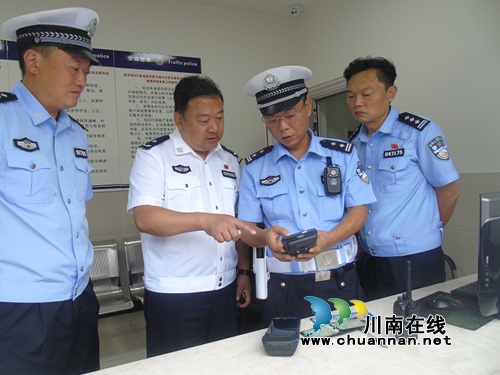 省厅交管局党委委员、副局长谭晓华到宜宾县检查道路交通安全工作(图1) 省厅交管局党委委员、副局长谭晓华到宜宾县检查道路交通安全工作(图1)