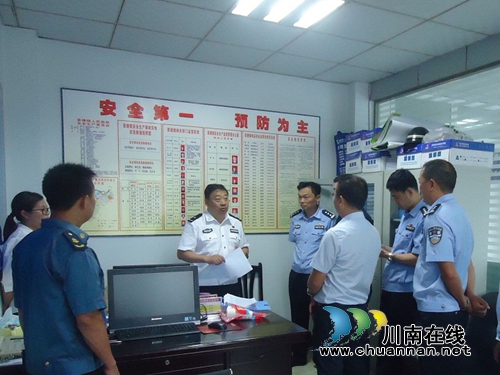 省厅交管局党委委员、副局长谭晓华到宜宾县检查道路交通安全工作(图2) 省厅交管局党委委员、副局长谭晓华到宜宾县检查道路交通安全工作(图2)