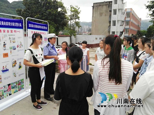 宜宾县公安交管大队护航开学期间道路交通安全(图3) 宜宾县公安交管大队护航开学期间道路交通安全(图3)