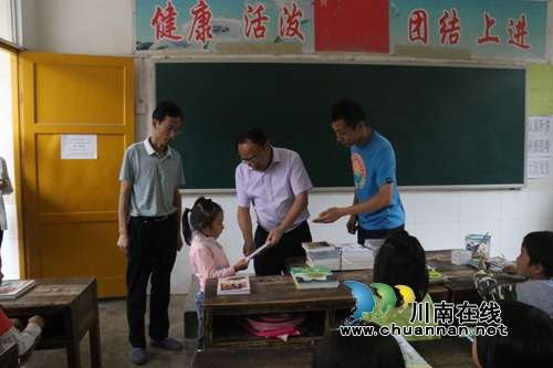 泸州国家高新区赴叙永县枧槽苗族乡群英村开展脱贫攻坚工作(图4) 泸州国家高新区赴叙永县枧槽苗族乡群英村开展脱贫攻坚工作(图4)