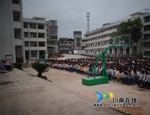 开学首日 叙永马岭中学校园安全摆在第一位(图1) 开学首日 叙永马岭中学校园安全摆在第一位(图1)