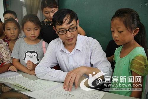 宜宾教师黄远志:坚守37年 讲台独臂写春秋(图1) 宜宾教师黄远志:坚守37年 讲台独臂写春秋(图1)