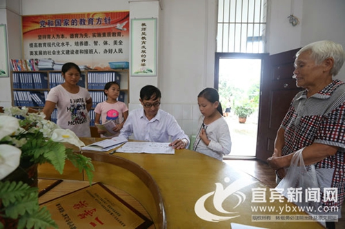 宜宾教师黄远志:坚守37年 讲台独臂写春秋(图2) 宜宾教师黄远志:坚守37年 讲台独臂写春秋(图2)